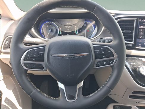 Used 2024 Chrysler Pacifica Touring-L FWD image 19