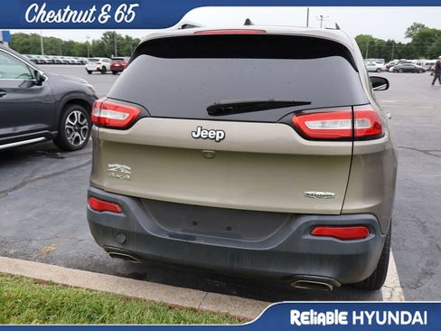 Used 2017 Jeep Cherokee Latitude w/ Comfort/Convenience Group AWD/4WD image 20