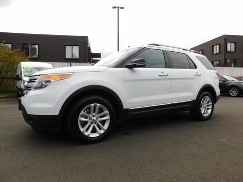 Used 2014 Ford Explorer XLT w/ Equipment Group 201A image 4