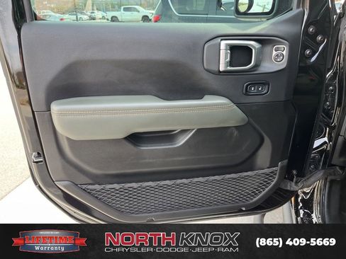 Used 2024 Jeep Gladiator Mojave w/ Convenience Group image 5