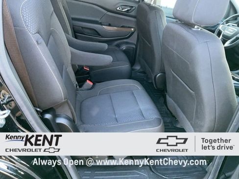 Certified 2023 GMC Acadia SLE w/ Driver Convenience Package image 12