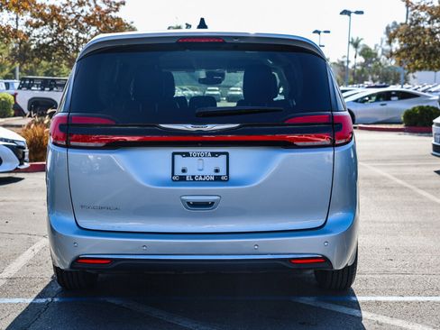 Used 2024 Chrysler Pacifica Touring-L FWD image 24