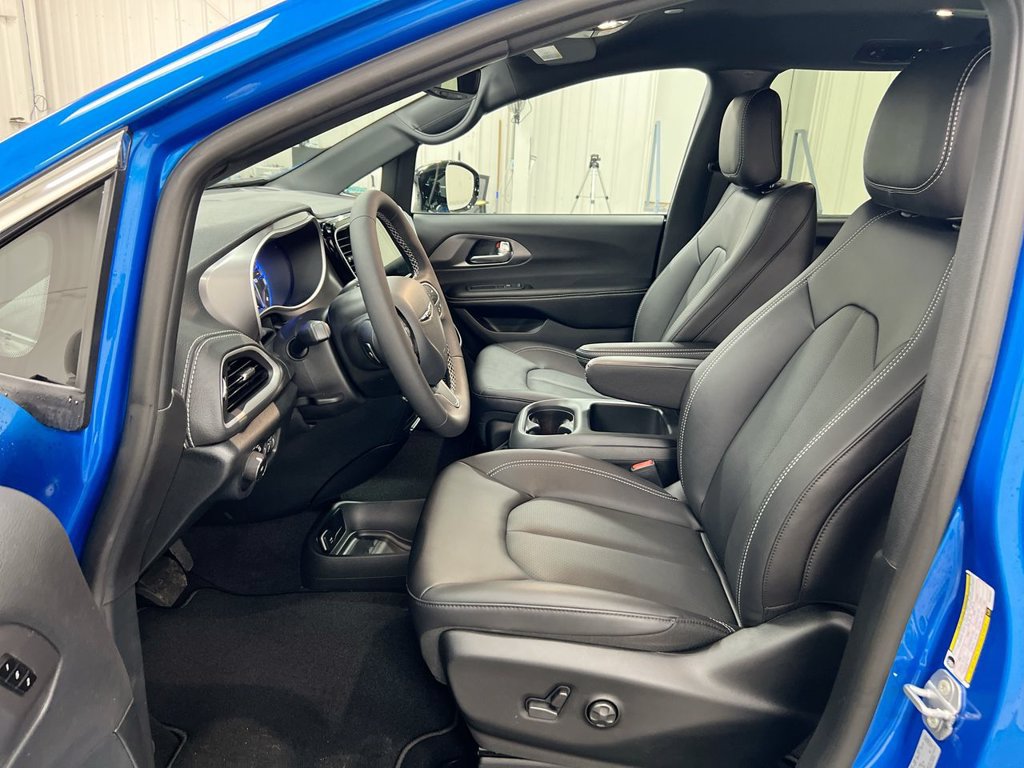 New 2026 Chrysler Pacifica Select AWD/4WD image 19