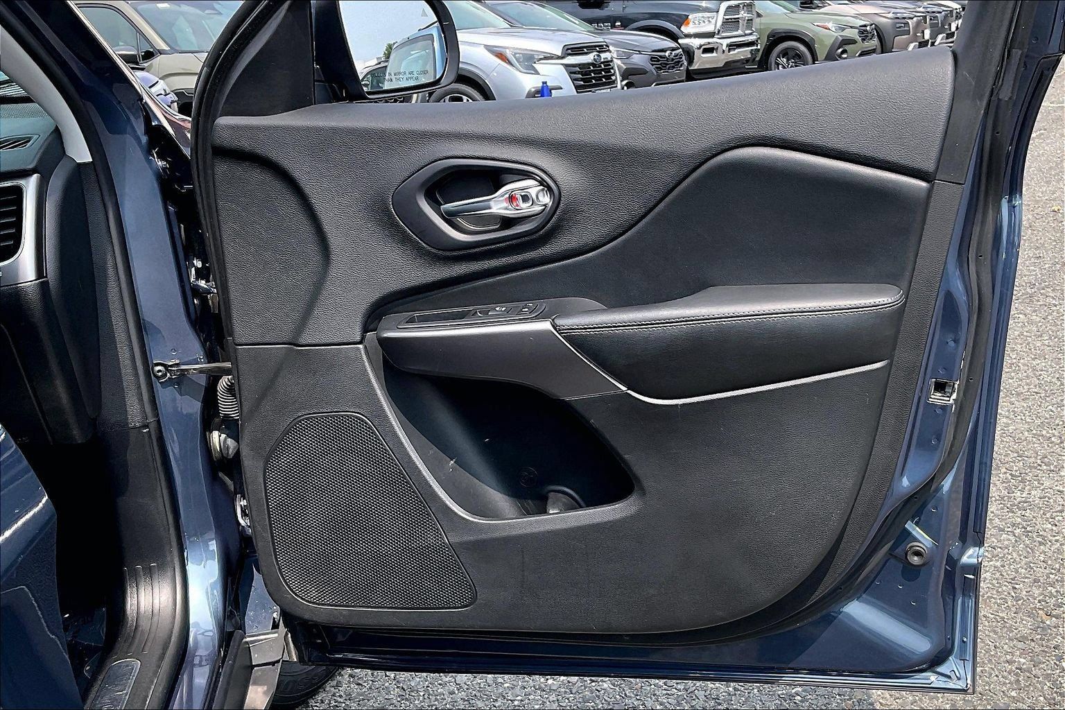 Used 2019 Jeep Cherokee Limited AWD/4WD image 23