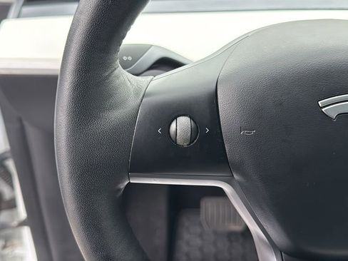 Used 2021 Tesla Model Y Long Range image 12