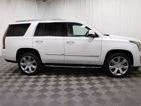 Used 2019 Cadillac Escalade Luxury AWD/4WD image 30