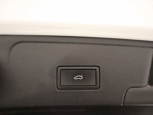 Certified 2025 Volkswagen Atlas Cross Sport SE image 18