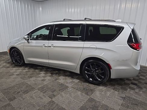Used 2022 Chrysler Pacifica Limited w/ S Appearance Package image 4