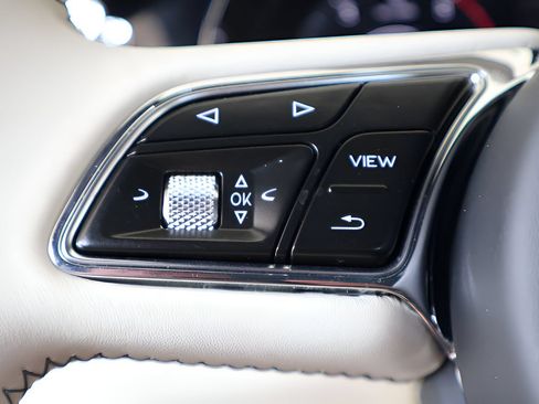 Used 2024 Bentley Bentayga AWD/4WD image 25