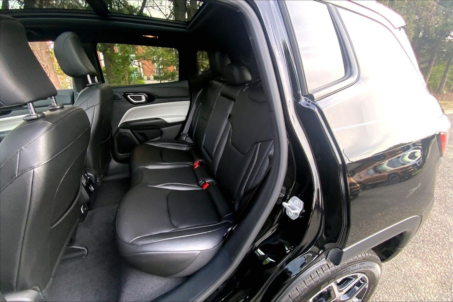 Used 2025 Jeep Compass Limited w/ Sun & Sound Group AWD/4WD image 16