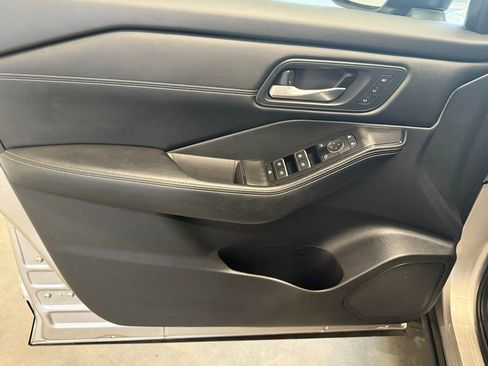 Used 2025 Nissan Rogue SL w/ Tech Package image 18