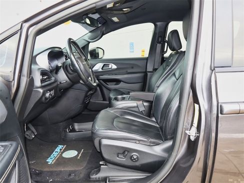 Used 2019 Chrysler Pacifica Touring-L Plus w/ S Appearance Package image 12