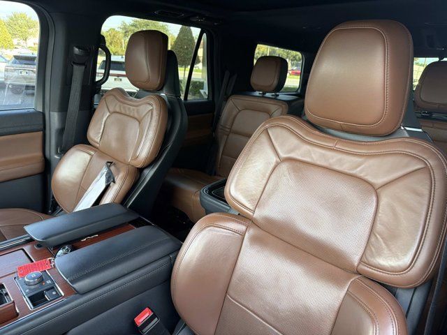 Used 2022 Lincoln Navigator Reserve AWD/4WD image 15