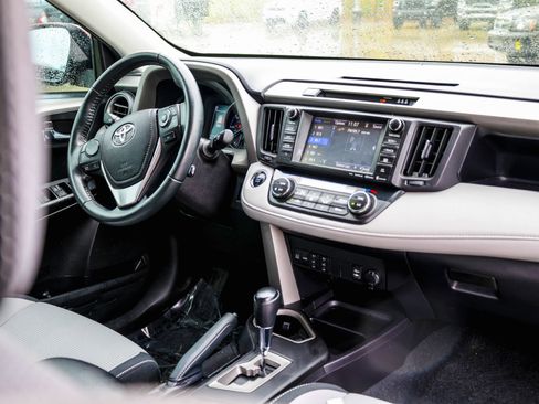 Used 2018 Toyota RAV4 XLE FWD image 10