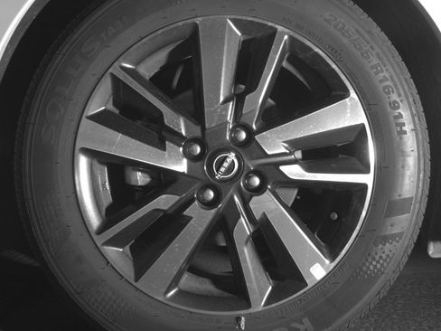 Used 2025 Nissan Versa SV FWD image 12