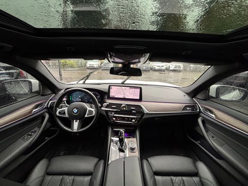 Used 2022 BMW 530i xDrive w/ M Sport Package image 25
