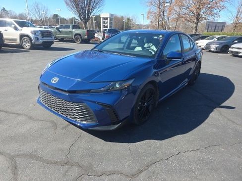 Used 2025 Toyota Camry SE image 3