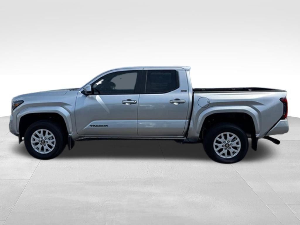 Used 2025 Toyota Tacoma SR5 AWD/4WD image 2