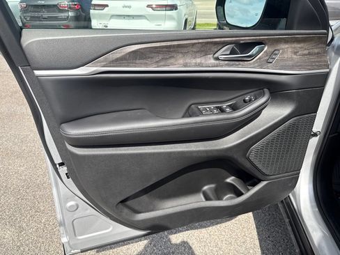 New 2026 Jeep Grand Cherokee Limited AWD/4WD image 18
