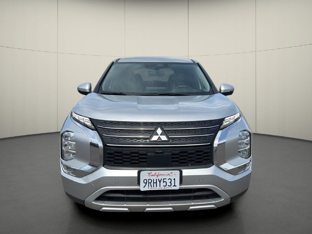 Used 2024 Mitsubishi Outlander FWD image 2