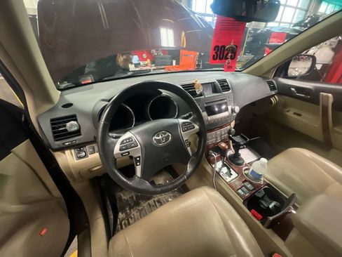 Used 2012 Toyota Highlander Limited w/ Tow Pkg image 7
