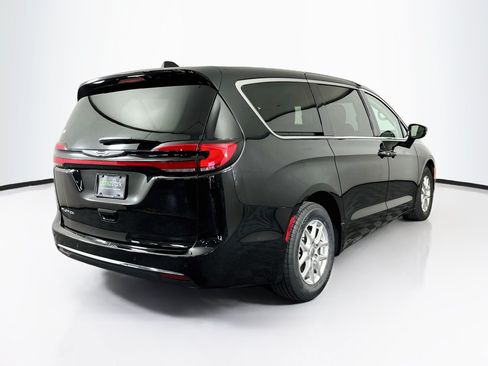 Used 2024 Chrysler Pacifica Touring-L FWD image 9