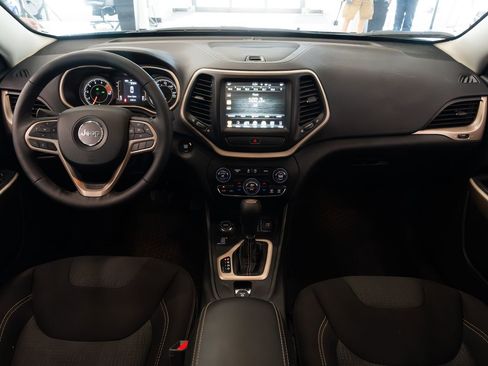 Used 2017 Jeep Cherokee Latitude w/ Comfort/Convenience Group AWD/4WD image 7