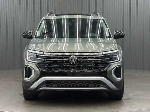 Used 2025 Volkswagen Atlas Peak Edition SE AWD/4WD image 8