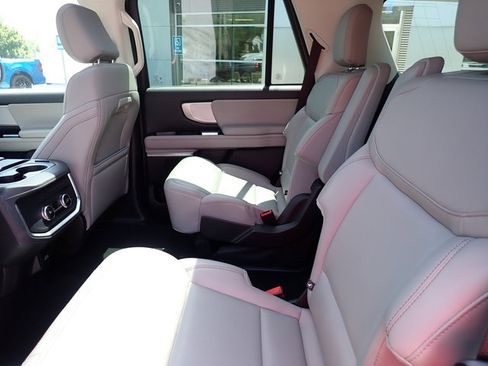 Used 2025 Ford Expedition Active AWD/4WD image 19