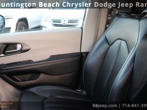 Used 2023 Chrysler Pacifica Touring-L image 29