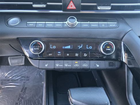 Used 2024 Hyundai Elantra Limited image 15