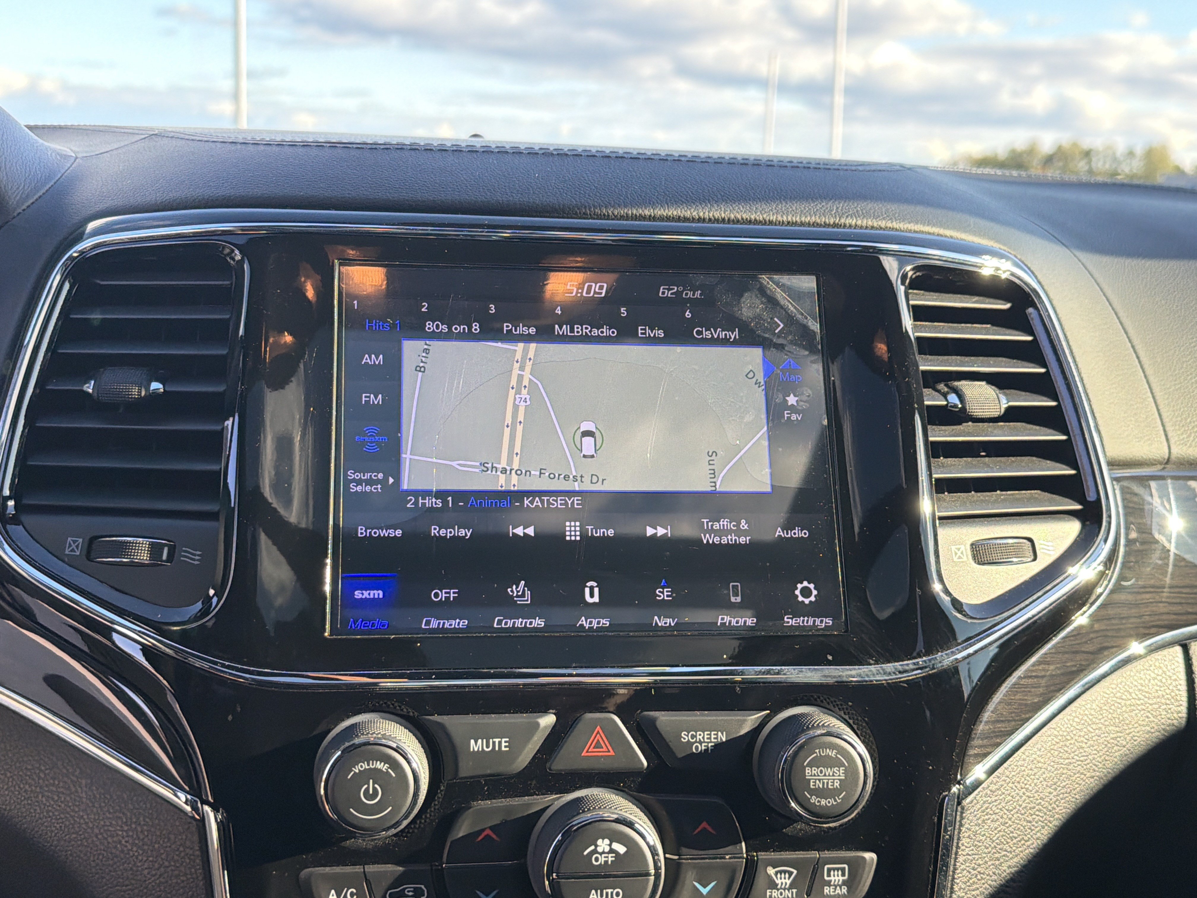 Used 2020 Jeep Grand Cherokee Overland AWD/4WD image 24