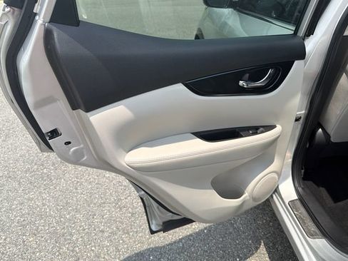 Used 2020 Nissan Rogue Sport SV FWD image 20