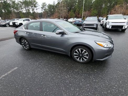 Used 2018 Nissan Altima 2.5 SV w/ 2.5 SV Technology Package image 13