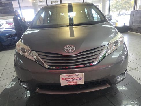 Used 2011 Toyota Sienna XLE image 2