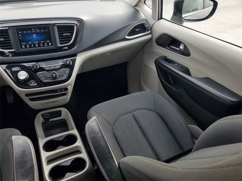 Used 2019 Chrysler Pacifica L image 13