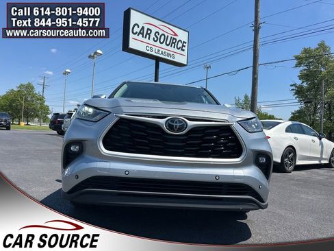 Used 2020 Toyota Highlander LE AWD/4WD image 2