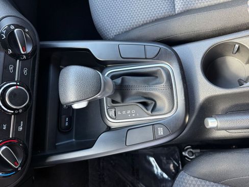 Used 2025 Kia Soul LX w/ LX Technology Package FWD image 38