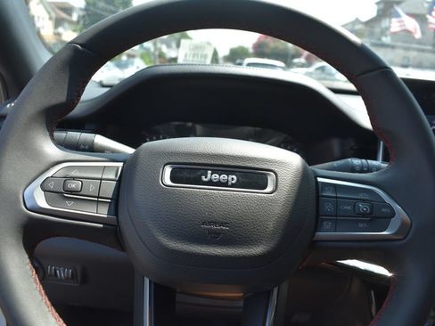 Used 2025 Jeep Compass Trailhawk AWD/4WD image 14