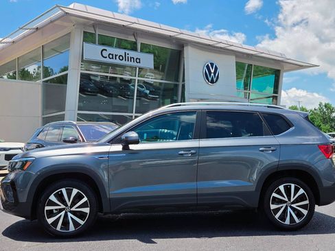Certified 2022 Volkswagen Taos SE AWD/4WD image 2