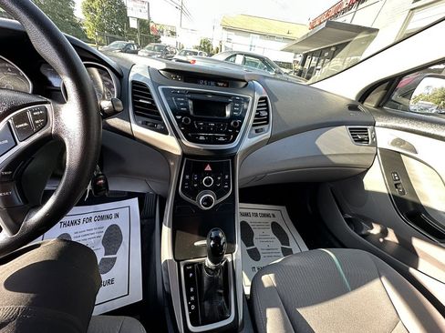 Used 2016 Hyundai Elantra SE image 19