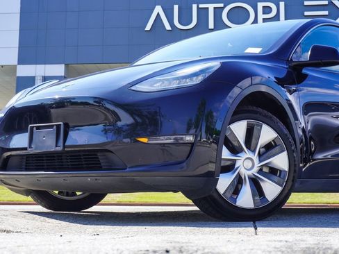 Used 2022 Tesla Model Y Long Range AWD/4WD image 2