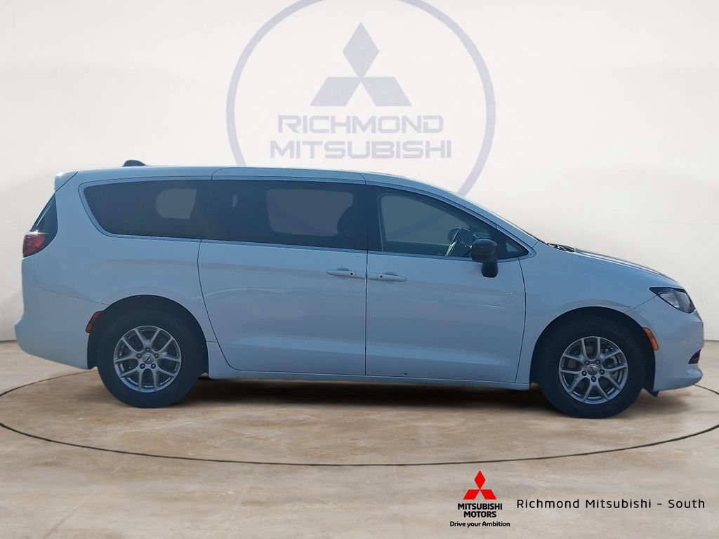 Used 2024 Chrysler Voyager LX FWD image 2