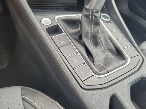 Used 2025 Volkswagen Jetta SE FWD image 24