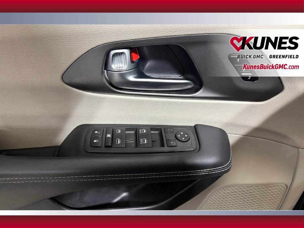 Used 2023 Chrysler Pacifica Touring-L FWD image 20
