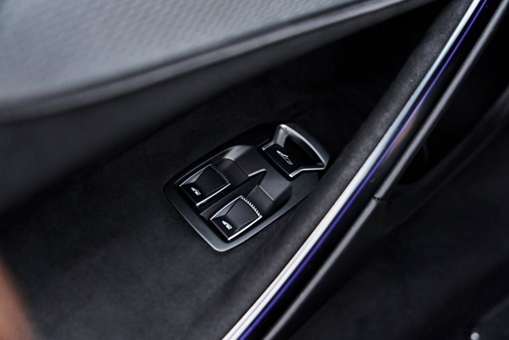 Used 2025 McLaren Artura Spider RWD image 53