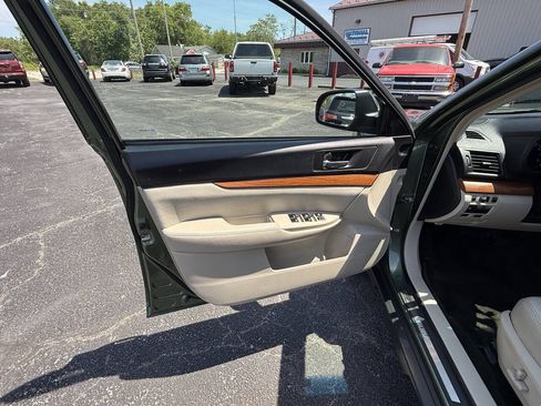 Used 2013 Subaru Outback 2.5i Limited w/ Moonroof Pkg AWD/4WD image 12