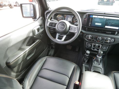 Used 2024 Jeep Wrangler Sahara image 9