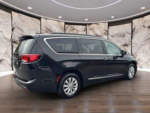 Used 2017 Chrysler Pacifica Touring-L image 5