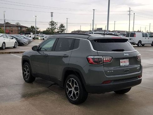Used 2024 Jeep Compass Latitude AWD/4WD image 7